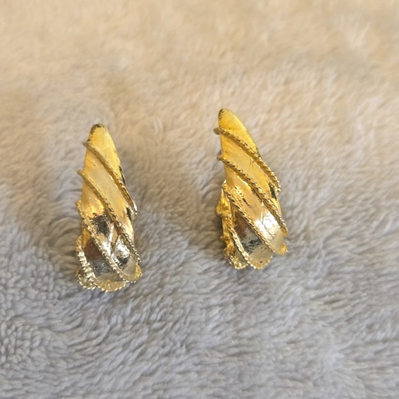 #258 Vintage Gold tone earring - Picture 3 of 4
